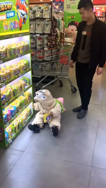 超市的“底層智慧” 玩具糖果為何放在最底層？